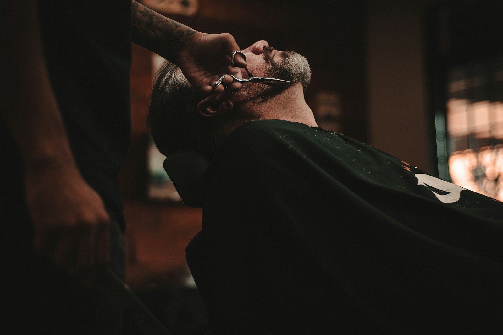 Atendimento em uma barbearia premium
